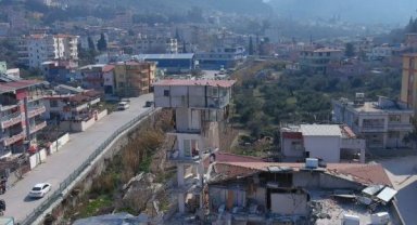 Yarısı çöken binanın üstündeki güvercin evi ayakta kaldı