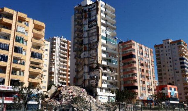 Yarısı yıkılan binanın 11'inci katında buzdolabı asılı kaldı