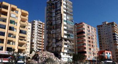Yarısı yıkılan binanın 11'inci katında buzdolabı asılı kaldı