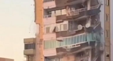Yarısı yıkılan binanın 11'inci katında buzdolabı asılı kaldı