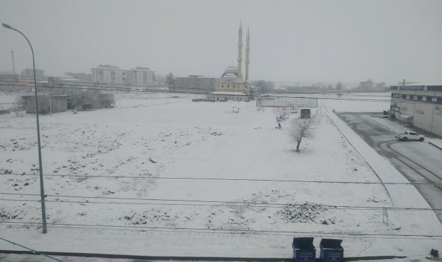 Yavuzeli'nde yılın ilk kar yağışı başladı