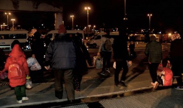 Yenikapı İDO İskelesi'ne 35 depremzede getirildi