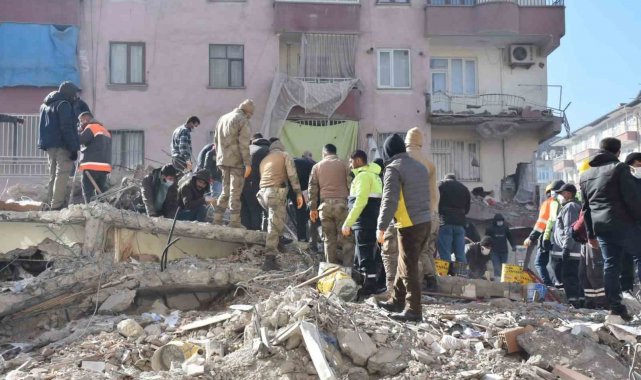 Yıkılan binaları yapan sorumlular mercek altına alındı