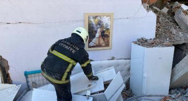 Yıkılan binanın duvarında düğün fotoğrafı asılı kaldı