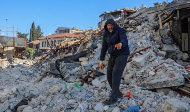 Yıkılan iş yerinin enkazında gümüş takılarını arıyor