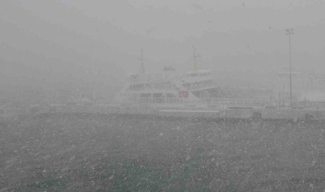 Yoğun kar yağışı nedeniyle Çanakkale-Kilitbahir seferleri durduruldu