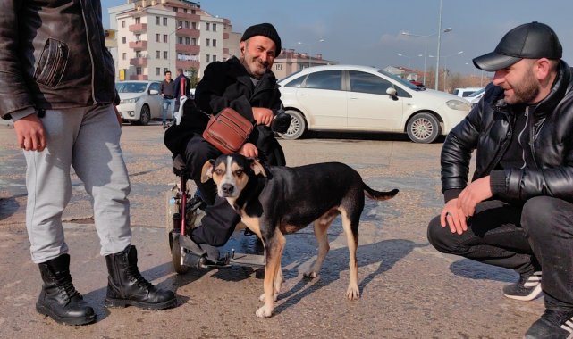 Yok böyle dostluk...Tedavi gören engelli sahibini saatlerce kapıda bekliyor