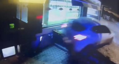 Yokuş çıkarken geri kayan otomobil, boşluğa düştü; kaza kamerada