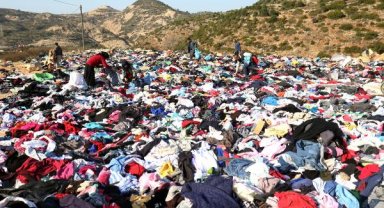 Yol kenarına binlerce kıyafet atıldı, depremzedeler uygun olanları aradı