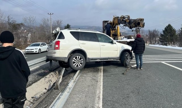 Yoldan çıkan cip bariyerlere çarptı: 2 yaralı