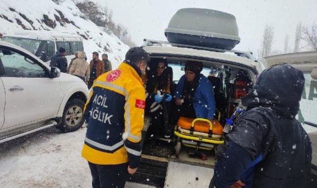 Yolu kardan kapanan köydeki hasta kadın 10 saatlik çalışmayla hastaneye götürüldü