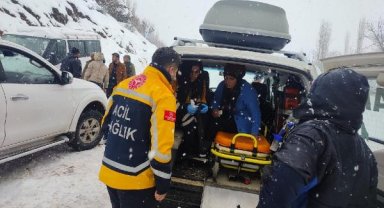 Yolu kardan kapanan köydeki hasta kadın 10 saatlik çalışmayla hastaneye götürüldü