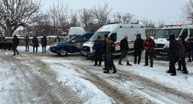 Yolu kardan kapanan köydeki kalp hastasını AFAD ve sağlık ekipleri hastaneye ulaştırdı