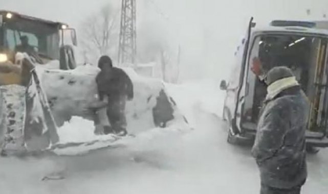 Yolu kardan kapanan mahallede rahatsızlandı, kepçeyle ambulansa taşındı