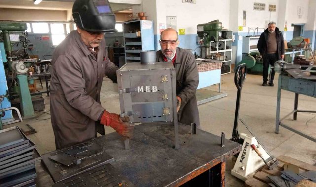 Yozgat'ta meslek liselerinde depremzedeler için çadır sobası üretiliyor