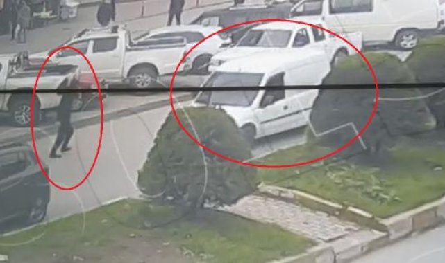 Yufka taşınan hafif ticari aracın çalınma anı kamerada