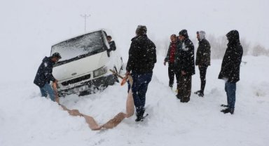 Yüksekova'da 115 yerleşim yerinin yolu kardan kapandı