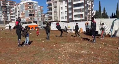 Yunus polisler, depremzede çocuklarla top oynadı