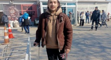 Yürüme engelli Cemal, yardım merkezinde gönüllü çalışıyor