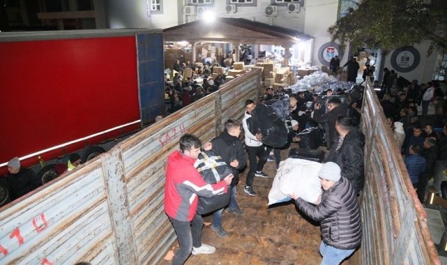 Yüzlerce gönüllü yardım malzemelerini taşımak için insan zinciri oluşturdu