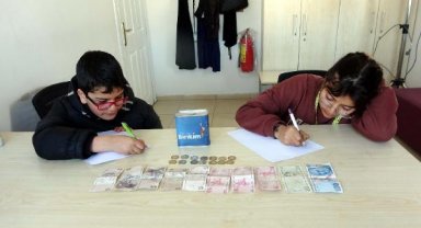 Zeynep ve Güney kardeşler, kumbaradaki parayı depremzedelere bağışladı, notları duygulandırdı