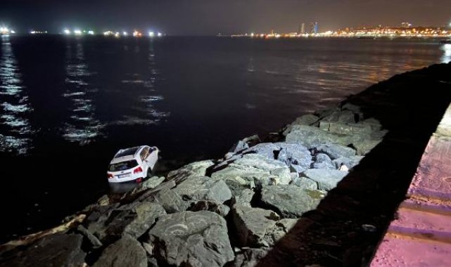 Zeytinburnu'nda otomobil denize uçtu