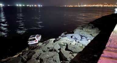 Zeytinburnu'nda otomobil denize uçtu
