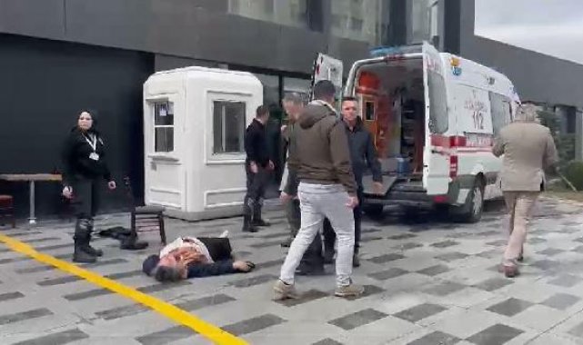 1 gün aynı evde yaşayan çiftin boşanma duruşması çıkışı kavga: 2 yaralı