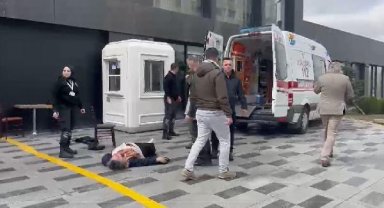 1 gün aynı evde yaşayan çiftin boşanma duruşması çıkışı kavga: 2 yaralı