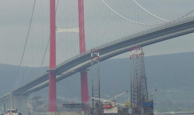 120 metrelik platform, 67 metreye indirilerek Çanakkale Köprüsü altından geçirildi
