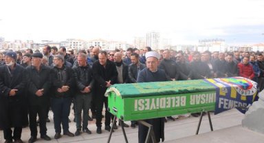 16 yaşındaki sürücünün kullandığı otomobil, park halindeki araçlara çarptı: 1 ölü, 4 yaralı