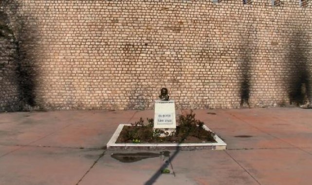 1600 yıllık surları mangalcılar kararttı
