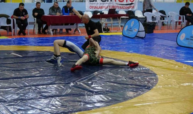 17 Yaş Altı Kadınlar Güreş Türkiye Şampiyonası heyecanı Yozgat'ta başladı