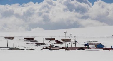 2 bin 581 rakımlı yaylada, evler kara gömüldü
