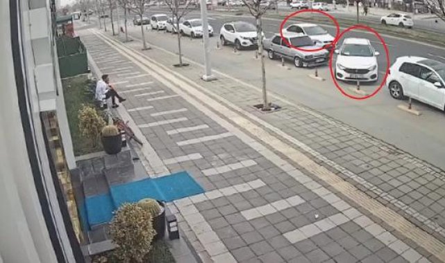 2 otomobilin çarpıştığı kaza kamerada