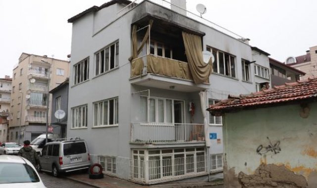 2 yaşındaki kızını öldürüp, evini ateşe verdi - Yeniden