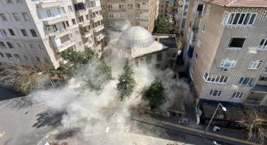 3 apartman arasındaki ağır hasarlı caminin minaresi kontrollü olarak yıkıldı