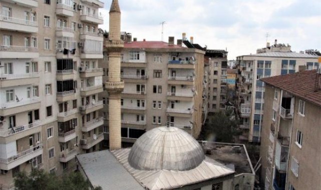 3 apartmanın arasındaki ağır hasarlı caminin minaresi, çevredekileri tedirgin ediyor
