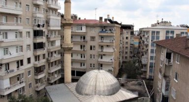 3 apartmanın arasındaki ağır hasarlı caminin minaresi, çevredekileri tedirgin ediyor