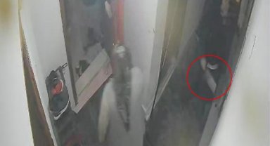 3 aylık eşe satırla saldırı girişimi kamerada