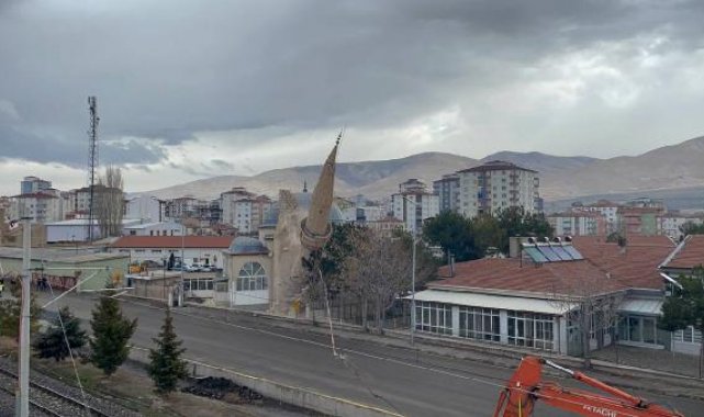 34 yıllık caminin minaresi kontrollü yıkıldı
