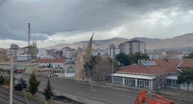 34 yıllık caminin minaresi kontrollü yıkıldı