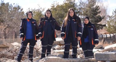 'AFAD'ın melekleri', kurtarma çalışmalarında yaşadıklarını anlatırken duygulandı