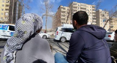 'Devlete emanet' deyip çatıya Türk bayrağı asarak hasarlı binadan çıkmışlar