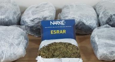 'Dur' ihtarına uymadı, otomobilinden 22 kilo esrar çıktı