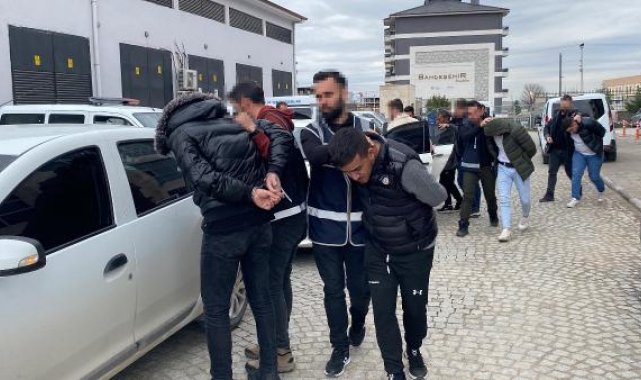 'Postacı' kılığına bürünen polis, uyuşturucu taciri 4 şüpheliyi gözaltına aldı