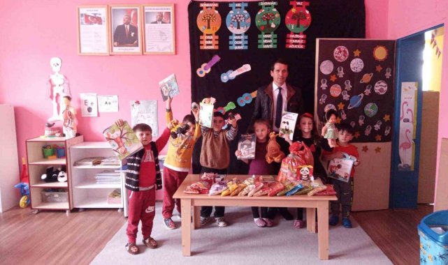 4-6 Kur'an kursu öğrencileri depremzedelere harçlıklarını, oyuncaklarını ve kitaplarını bağışladı