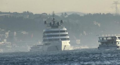 4 katlı yat İstanbul'a demirledi