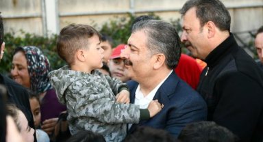 4 yaşındaki Muhammet, Bakan Koca'nın kucağında 'Zelzele Suresi'ni okudu
