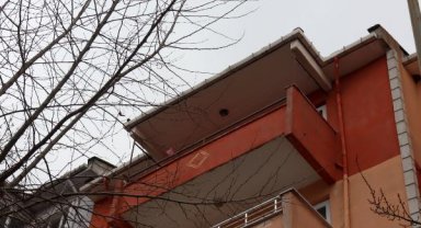 5'inci katta dengesini kaybeden kadın, kendisini yakalamak isteyen taksicinin üzerine düştü
